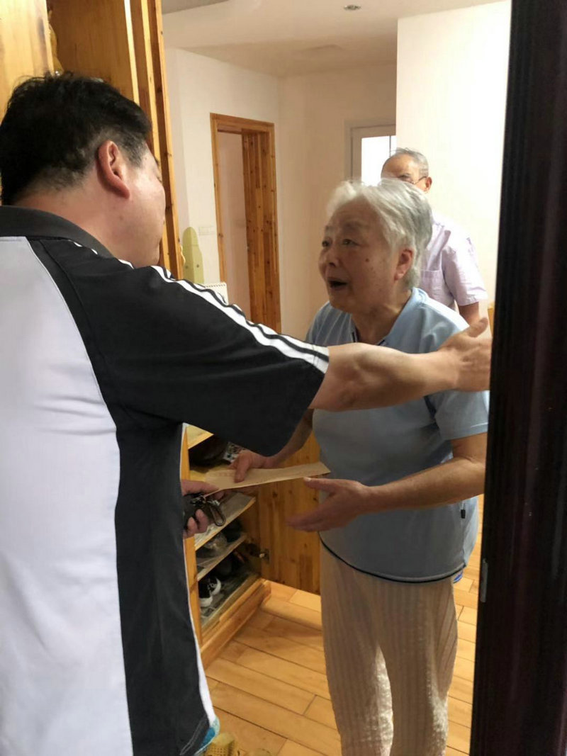 國慶前夕學(xué)校黨委書記朱長安走訪慰問離休干部、老黨員